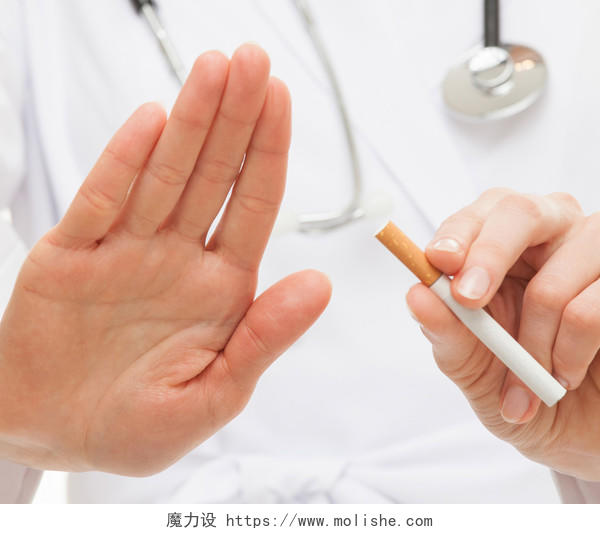 医生的手显示禁用的姿态和拿着香烟
